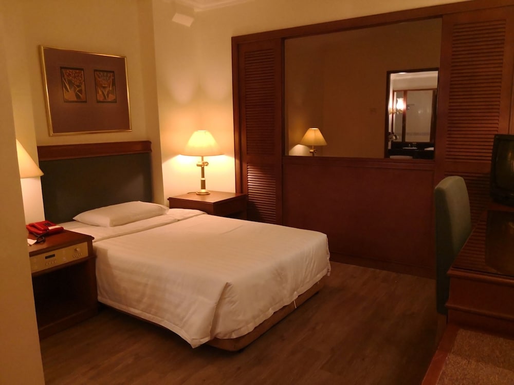The Executive Hotel 10/25