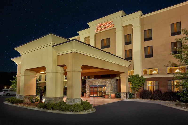 Hampton Inn and Suites Sevierville at Stadium Drive 2/40