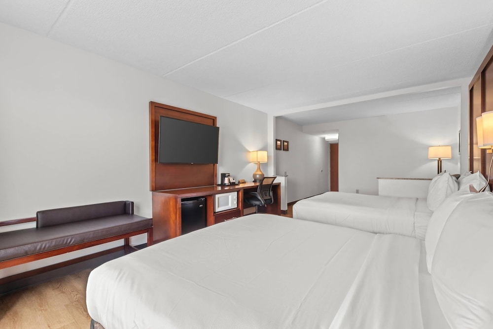 Suite, 2 Queen Beds, Sofa, Comfort Suites Manassas Battlefield Park 4/10