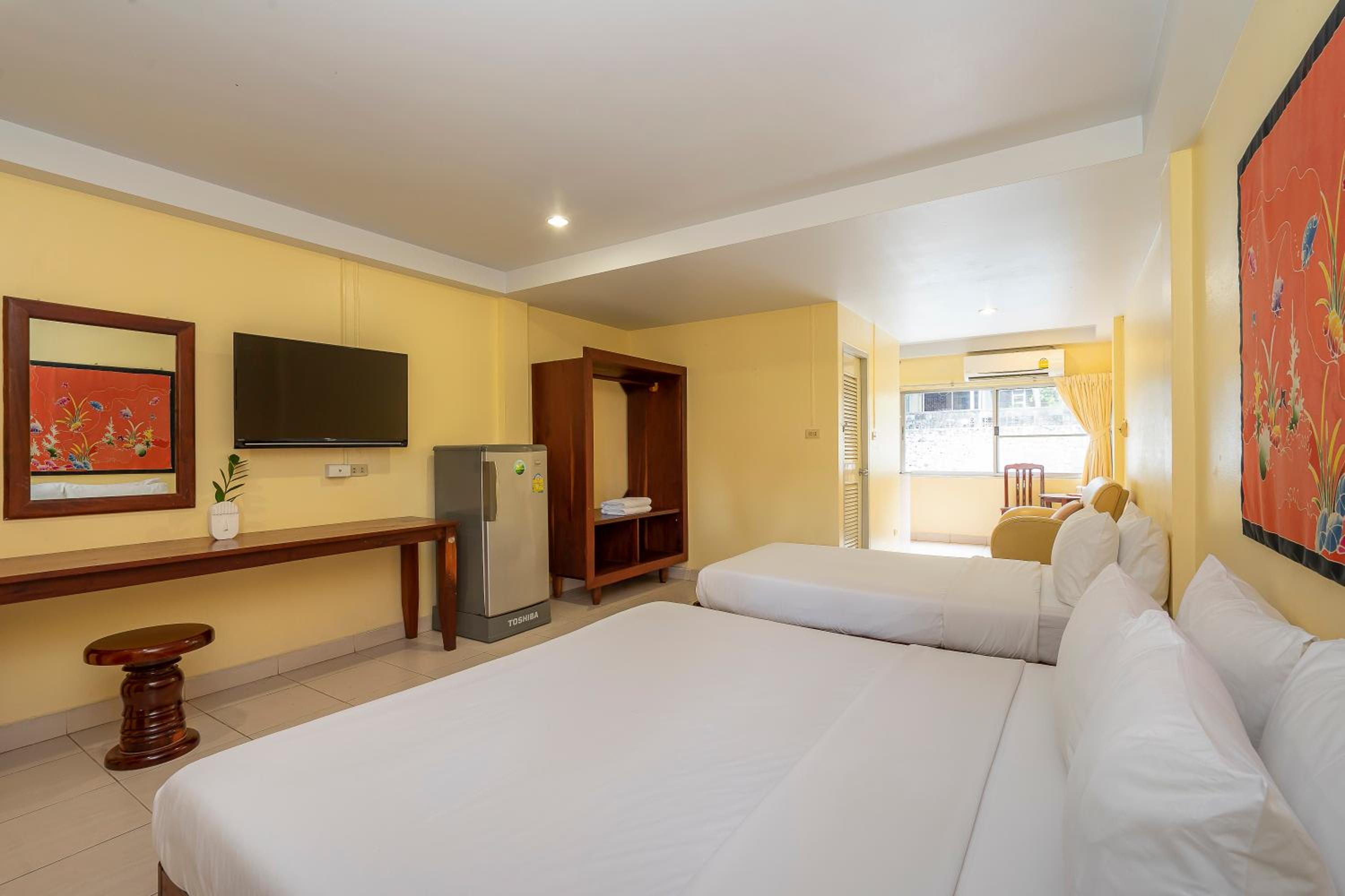 Deluxe, Triple, 1 King and 1 Single Beds, Pool Access