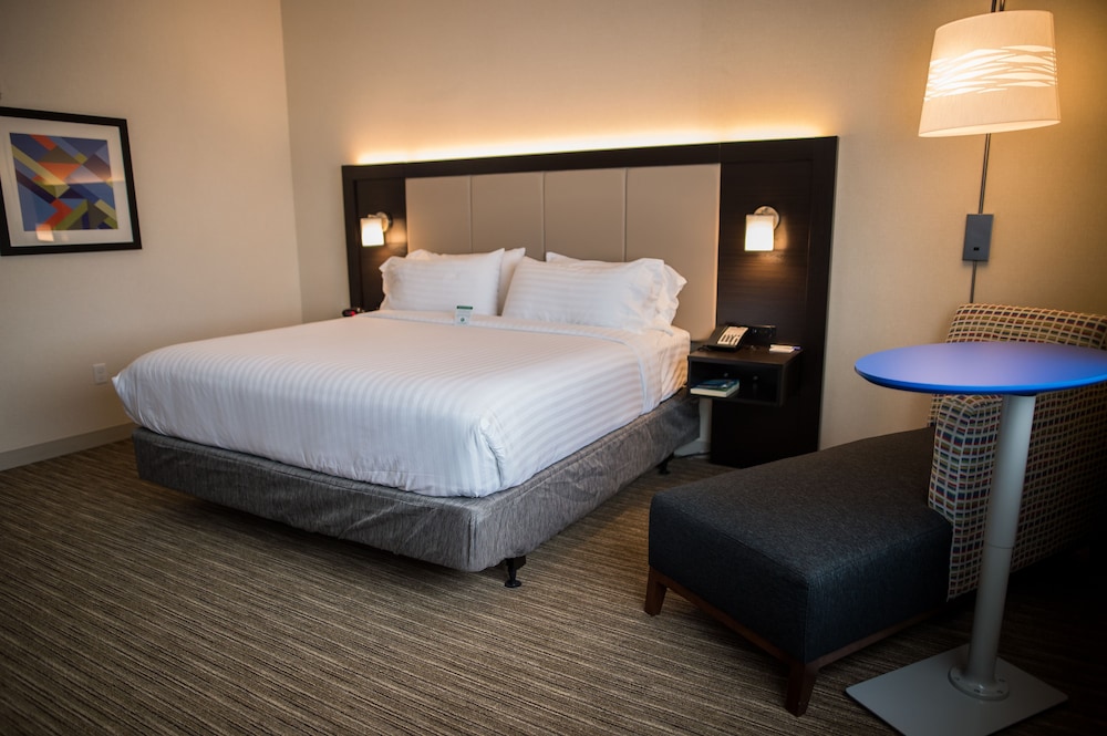 HOLIDAY INN EXPRESS & SUITES MARIETTA 10/35