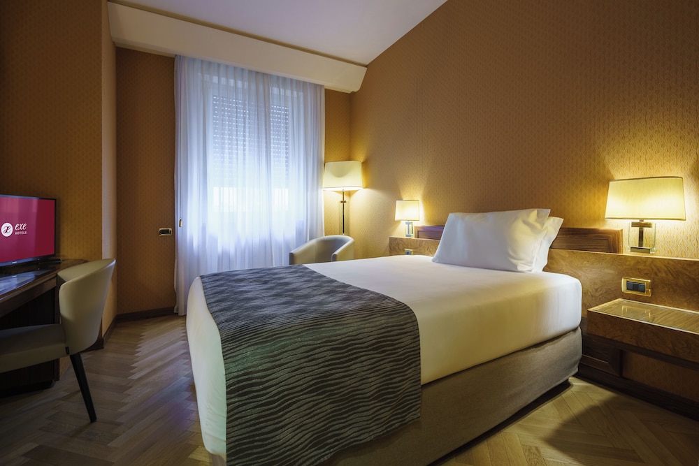 ROOM, FRENCH BED