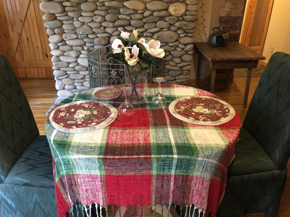 Evergreen Cottage Inn & Cabins 24/38