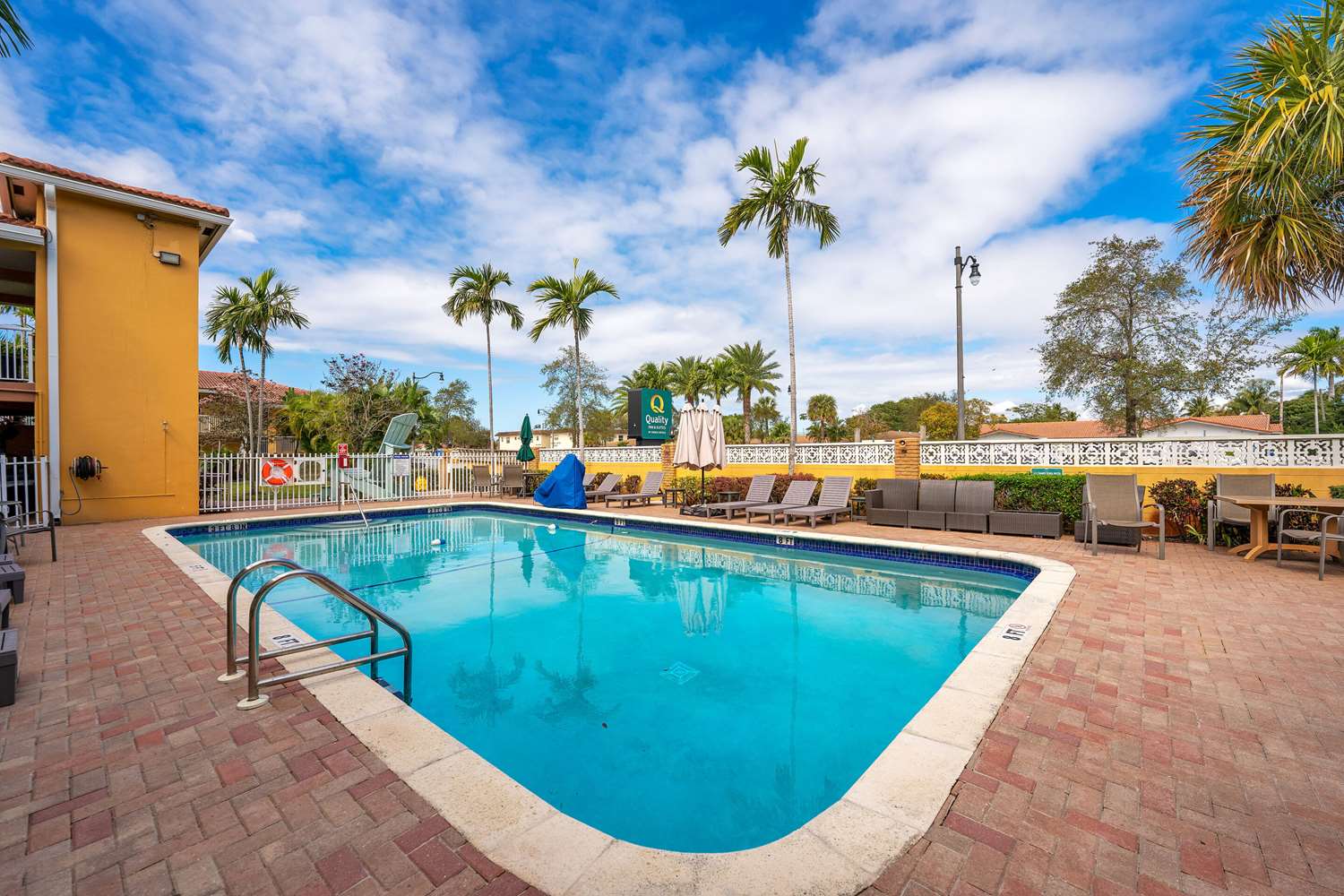 Quality Inn and Suites Airport Cruise Port Hollywood 36/55
