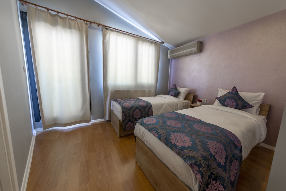 SUITE, KING BED, BALCONY
