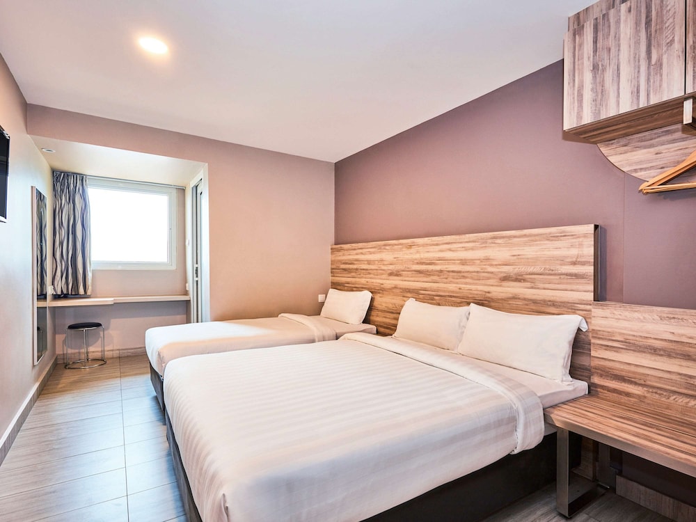 DELUXE, 1 DOUBLE AND 1 SINGLE BED