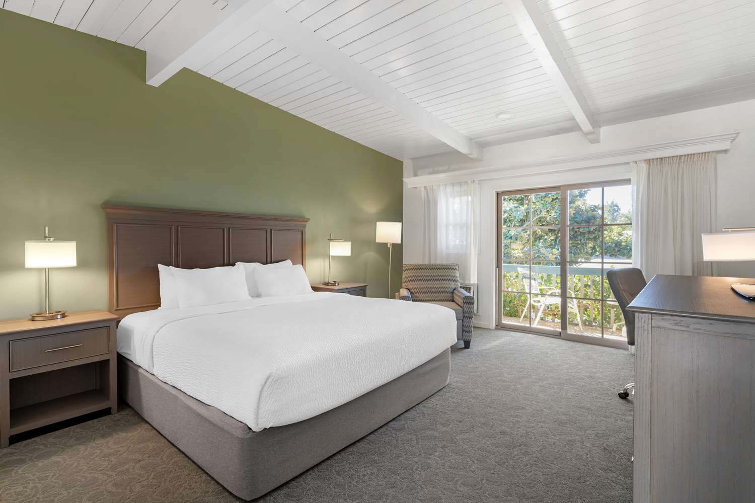 Room, Queen Bed, Kitchen
