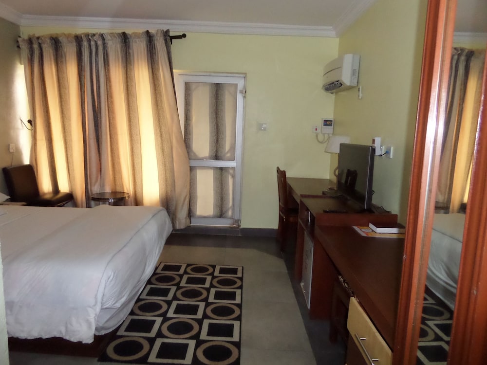 Excellence Hotel 12/39