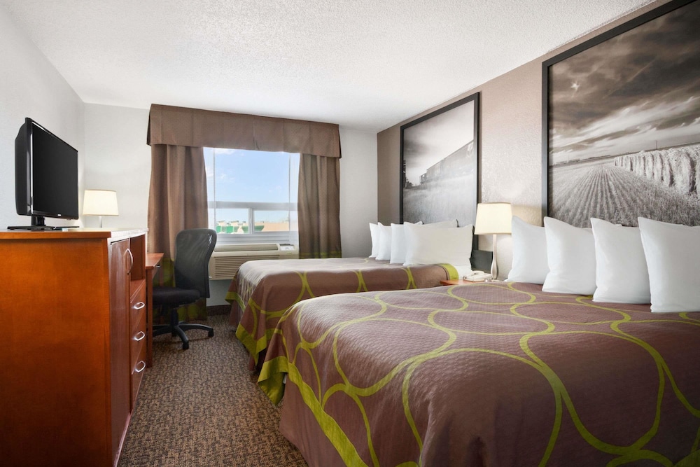 Super 8 by Wyndham Regina 11/33