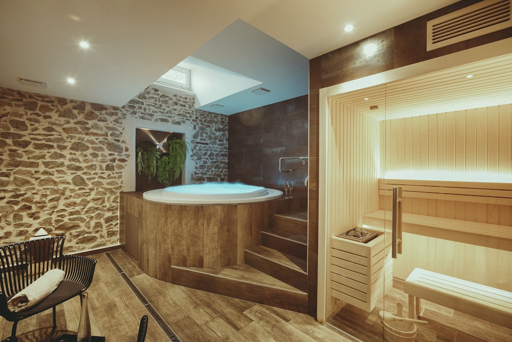 AUBERGE DE CLOCHEMERLE 30/54
