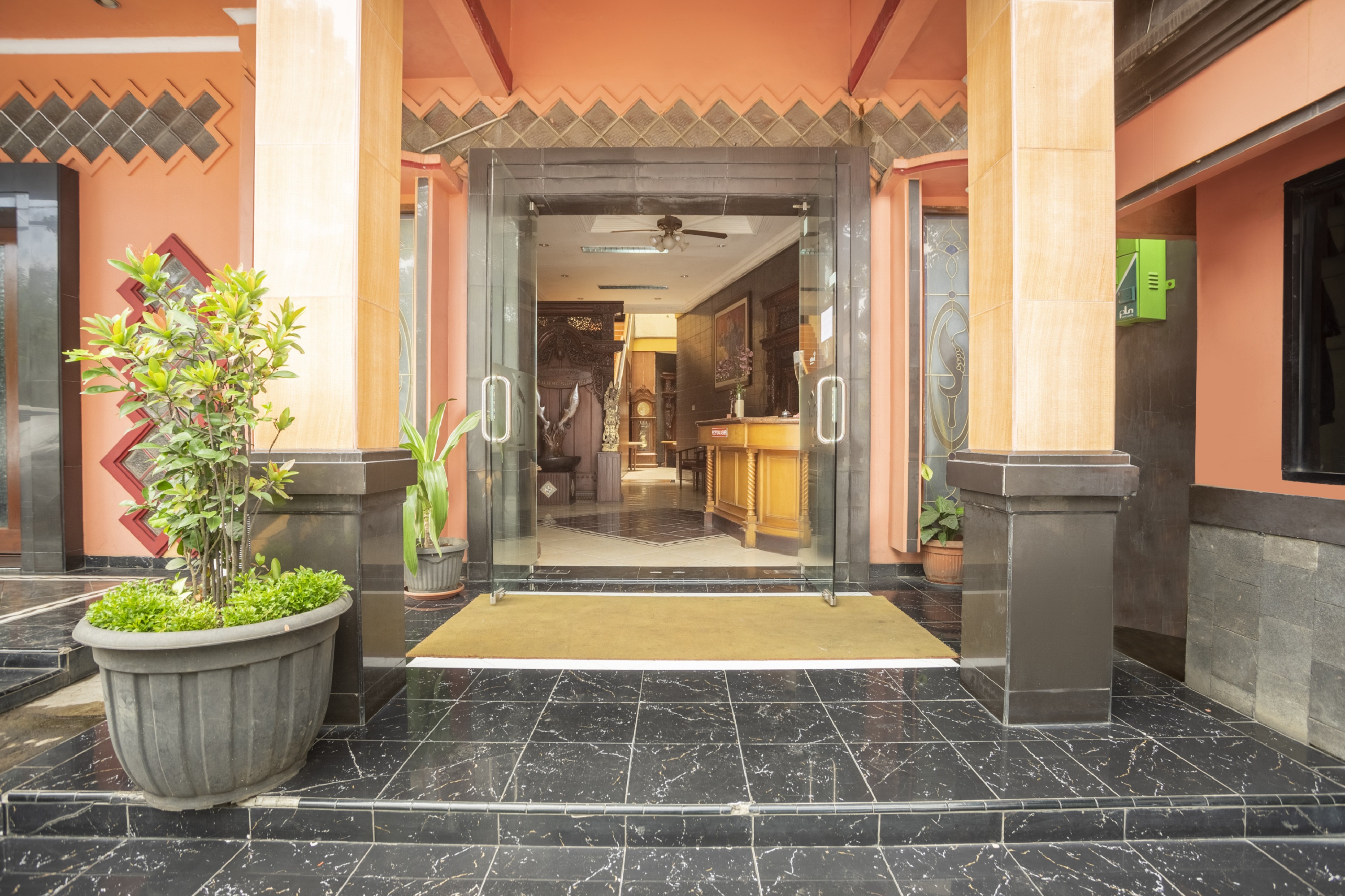 Oyo 228 Hotel Lodaya 1/17