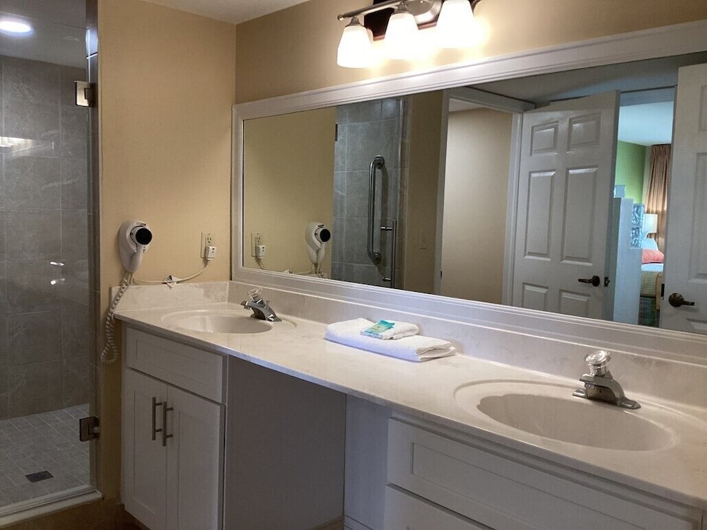 1 Bedroom, Deluxe, Suite, King Bed, Vacation Village At Bonaventure 7/10