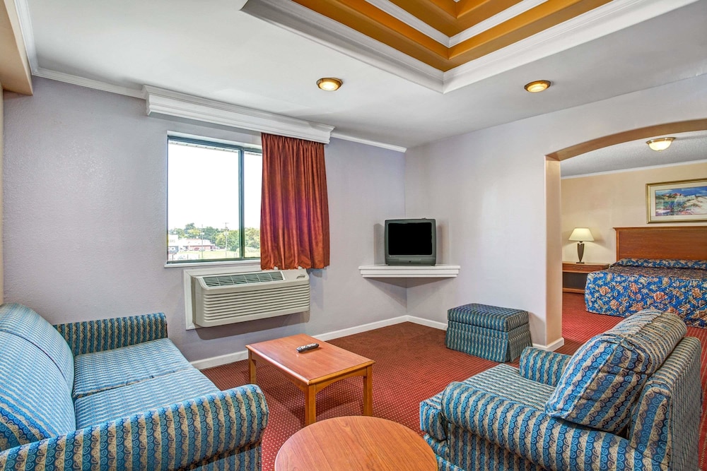 Red Roof Inn Suffolk 16/21