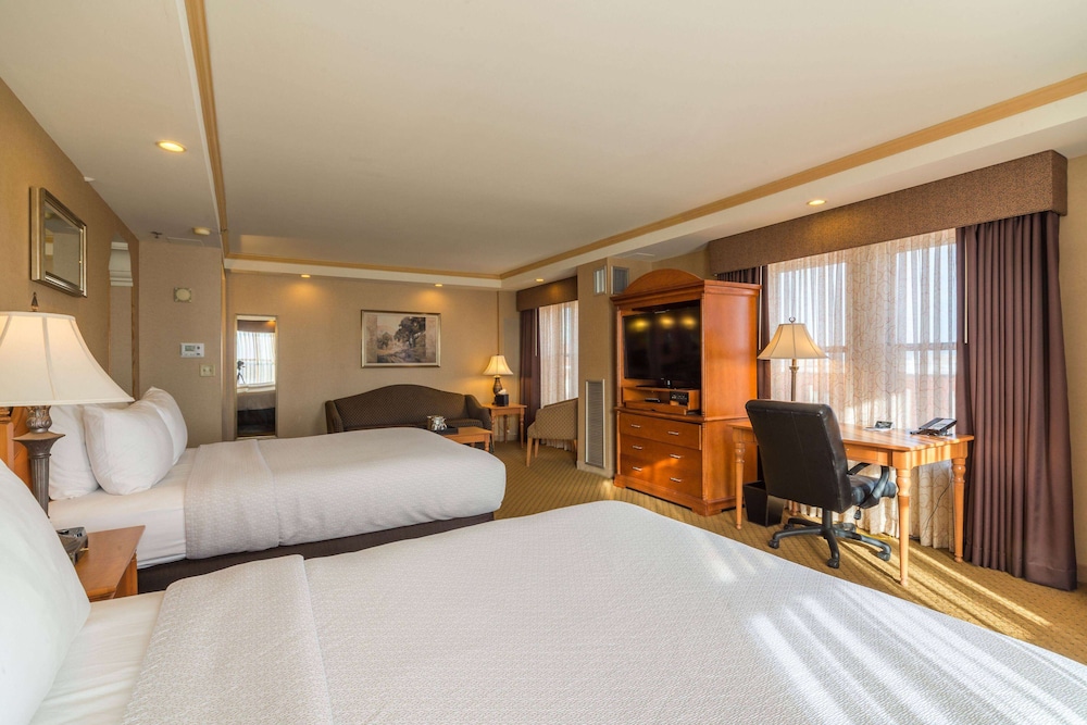 DELUXE, 2 QUEEN BEDS