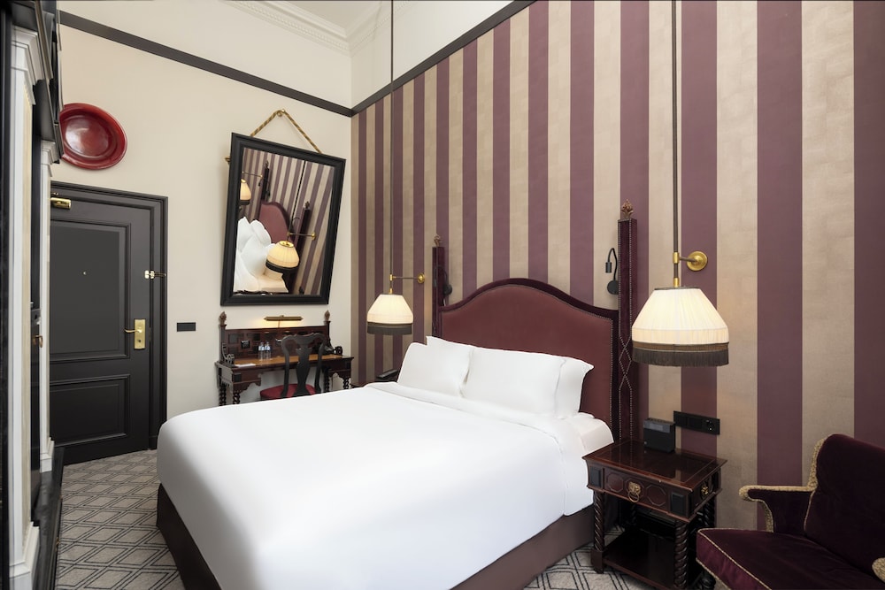 Superior, Queen Bed