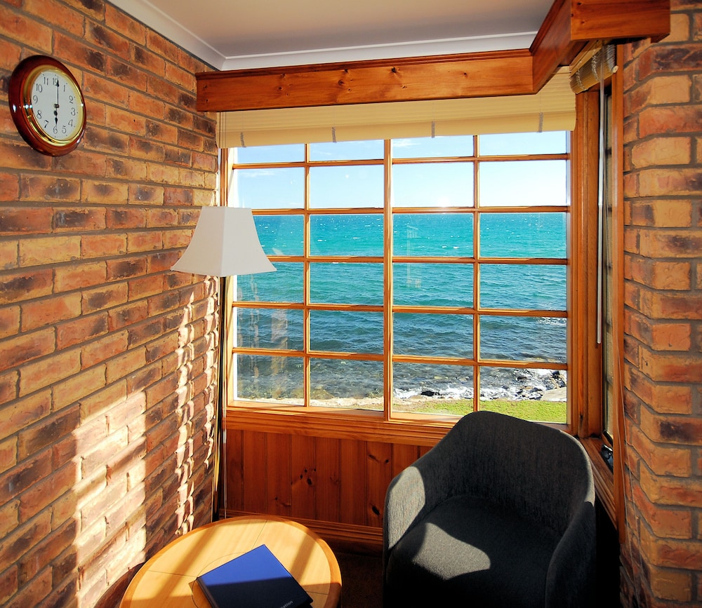 STANLEY VILLAGE WATERFRONT ACCOMMODATION 40/70