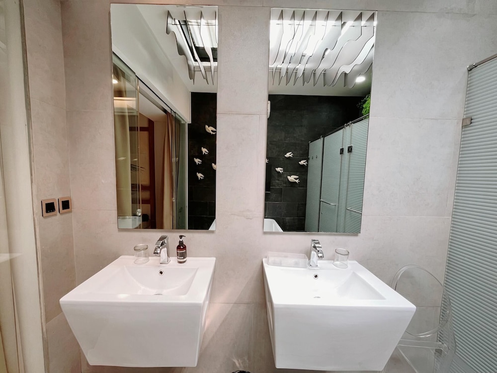 Verse Luxe Hotel Wahid Hasyim 50/50