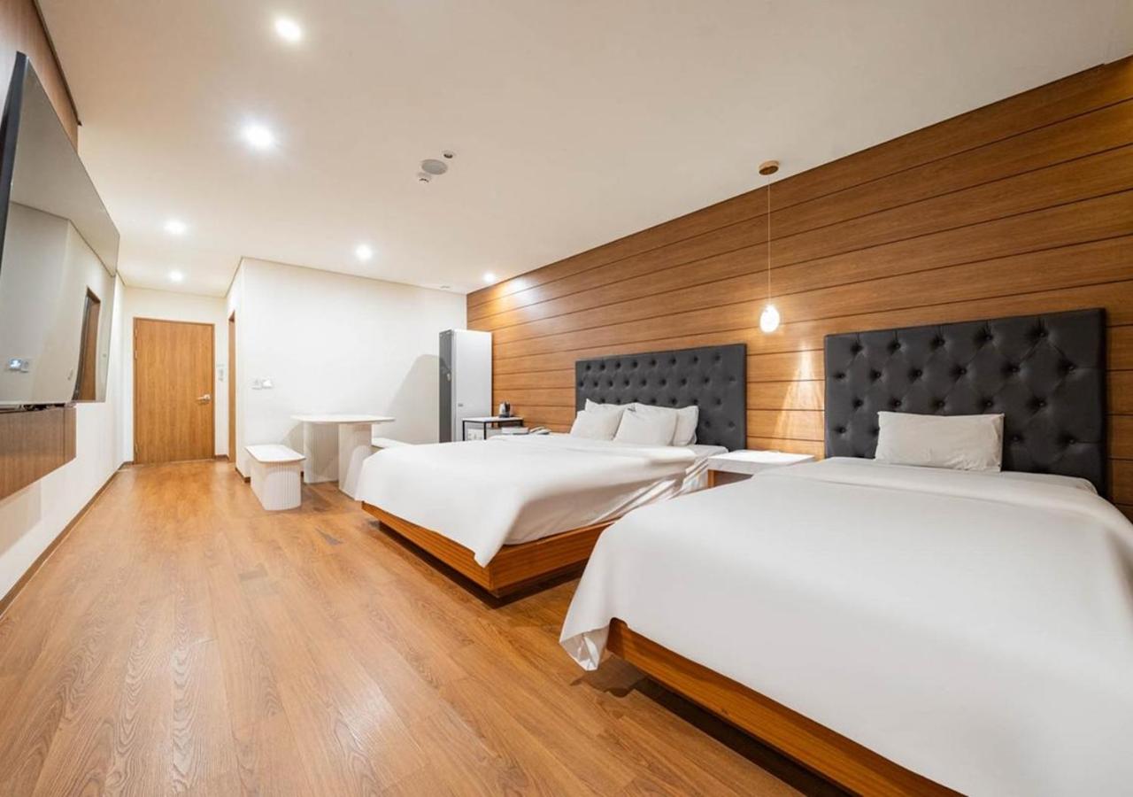 Party, Twin Beds