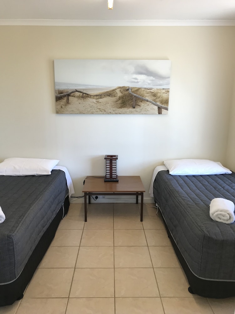Robetown Motor Inn And Apartments 27/80