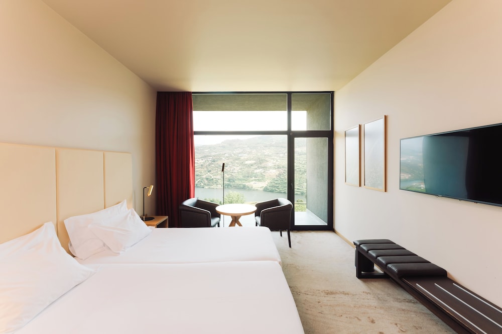 Room, Twin Beds, River View