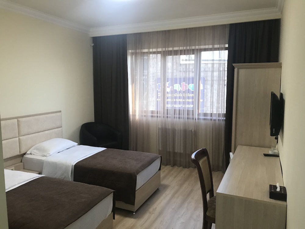 Capital Hotel 24/68