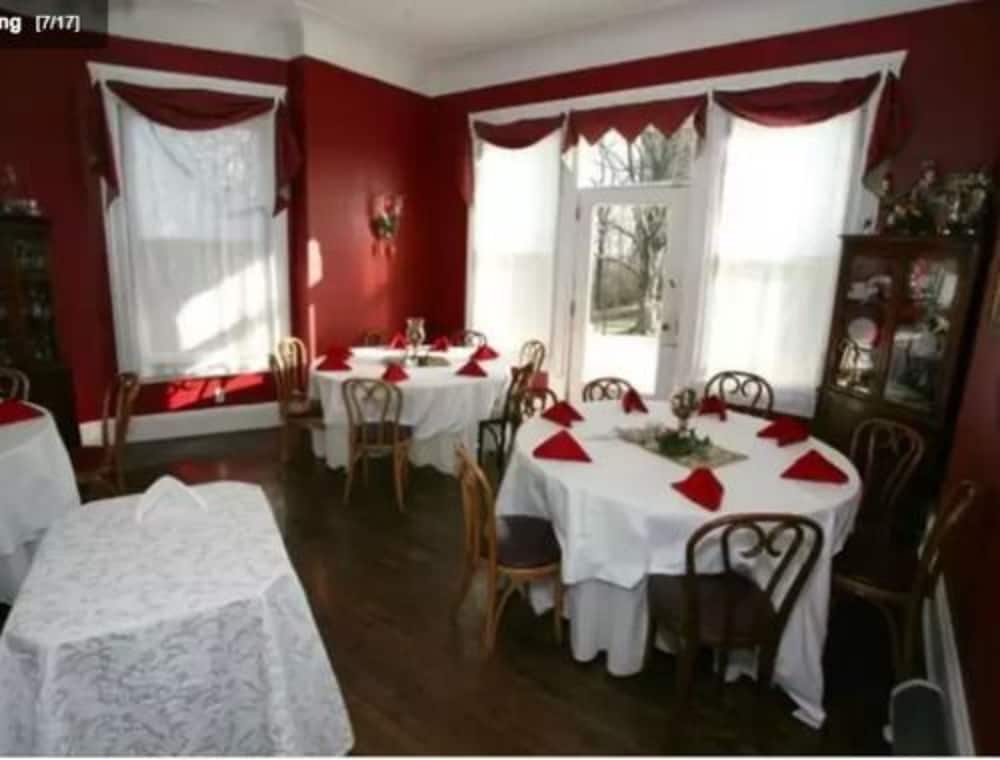 Six Acres Bed Breakfast 27/33