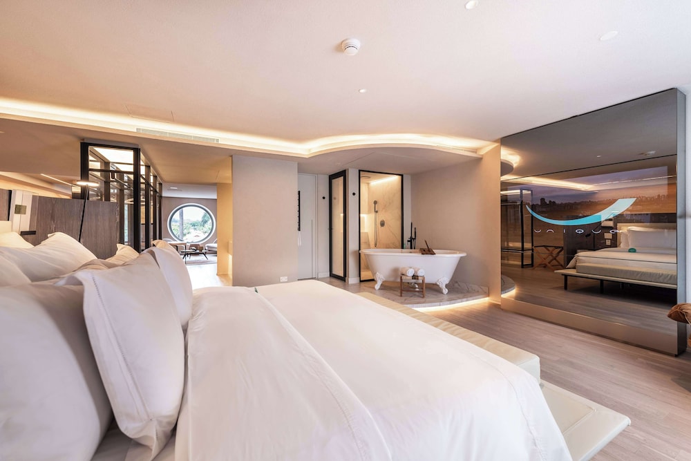 RODEO DRIVE, SUITE