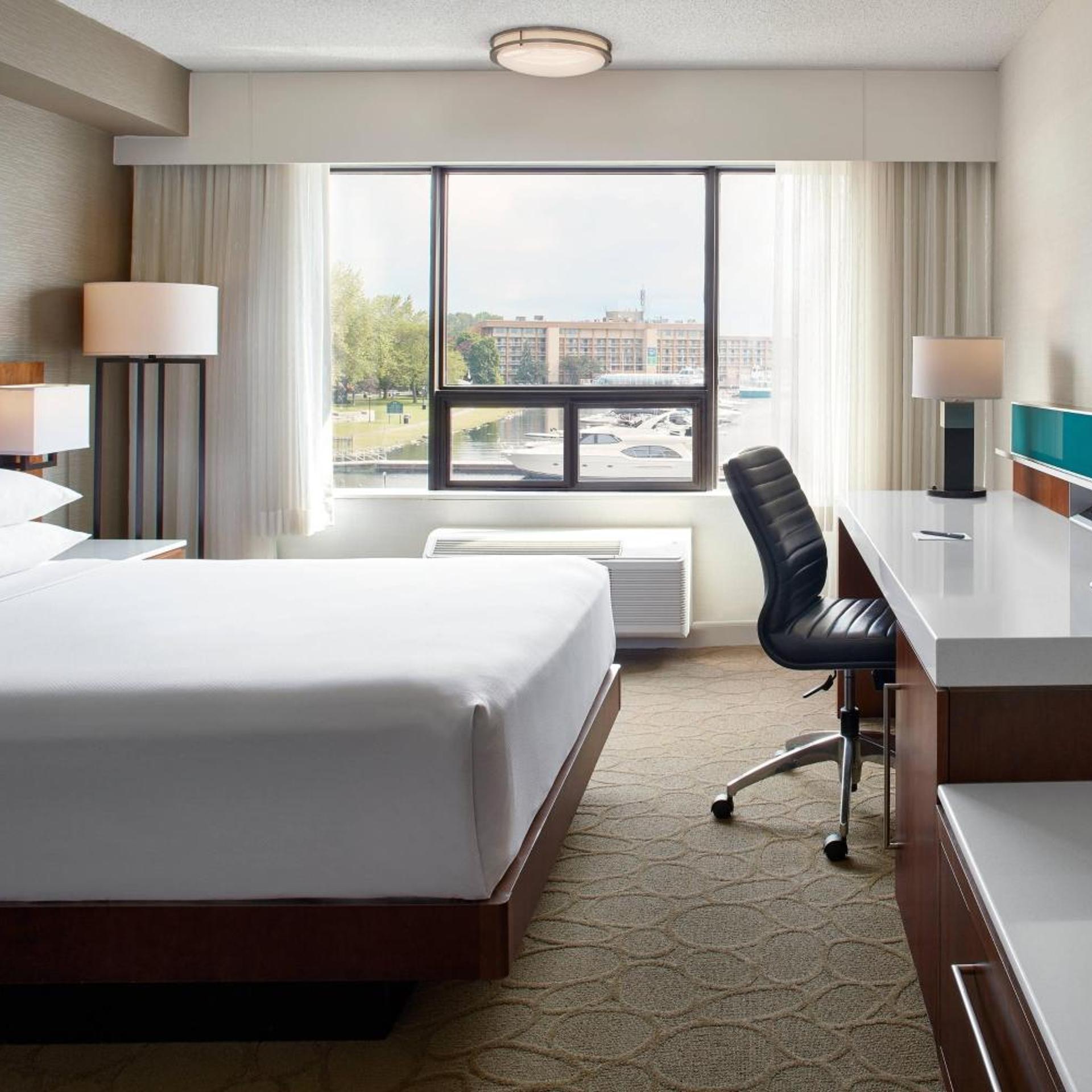 Guest Room, Queen Bed, Water Front, Accessible