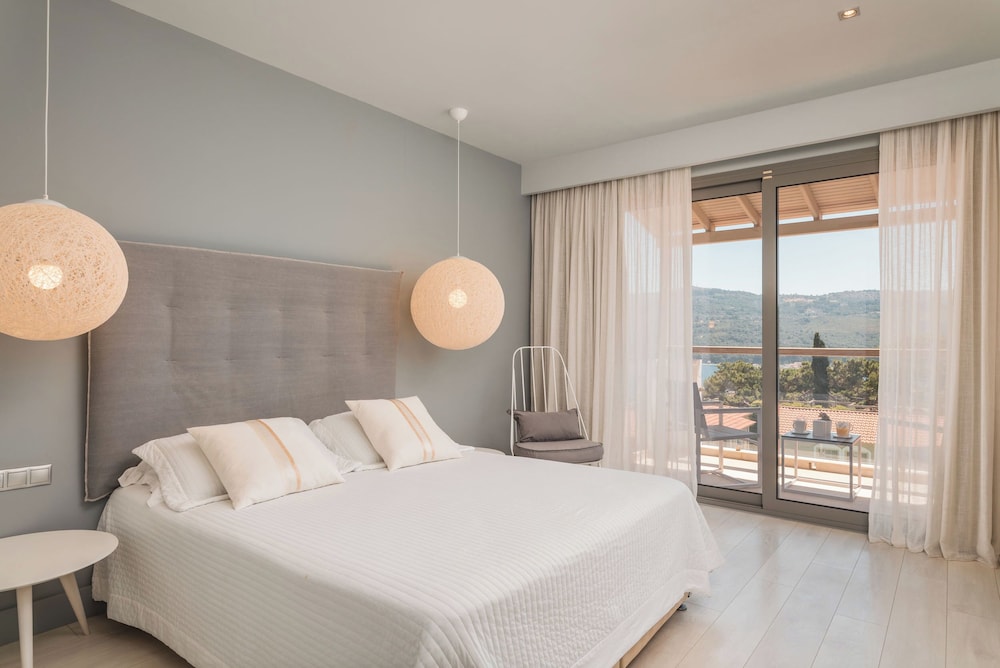 DELUXE, DOUBLE BED, SEA VIEW