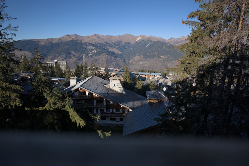 Snow Lodge Boutique Hotel 68/70