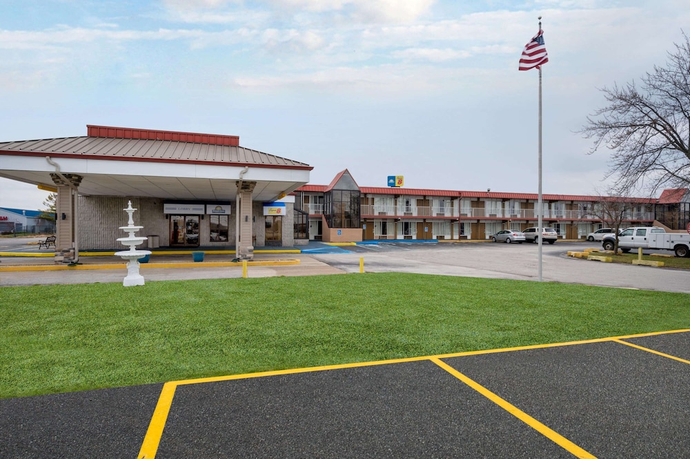 Days Inn by Wyndham Perrysburg 19/24