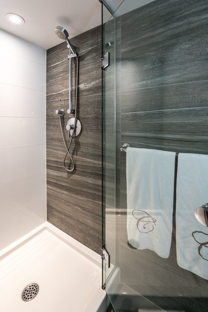 Carmana Hotel and Suites 11/39