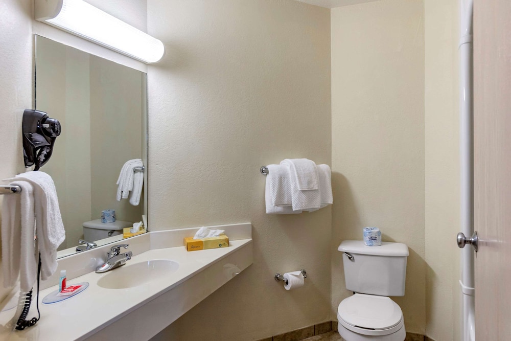 Econo Lodge Belle Fourche, SD 36/36