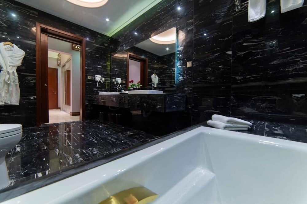 فندق ورويك الخبر(Warwick Al Khobar Hotel) 9/75