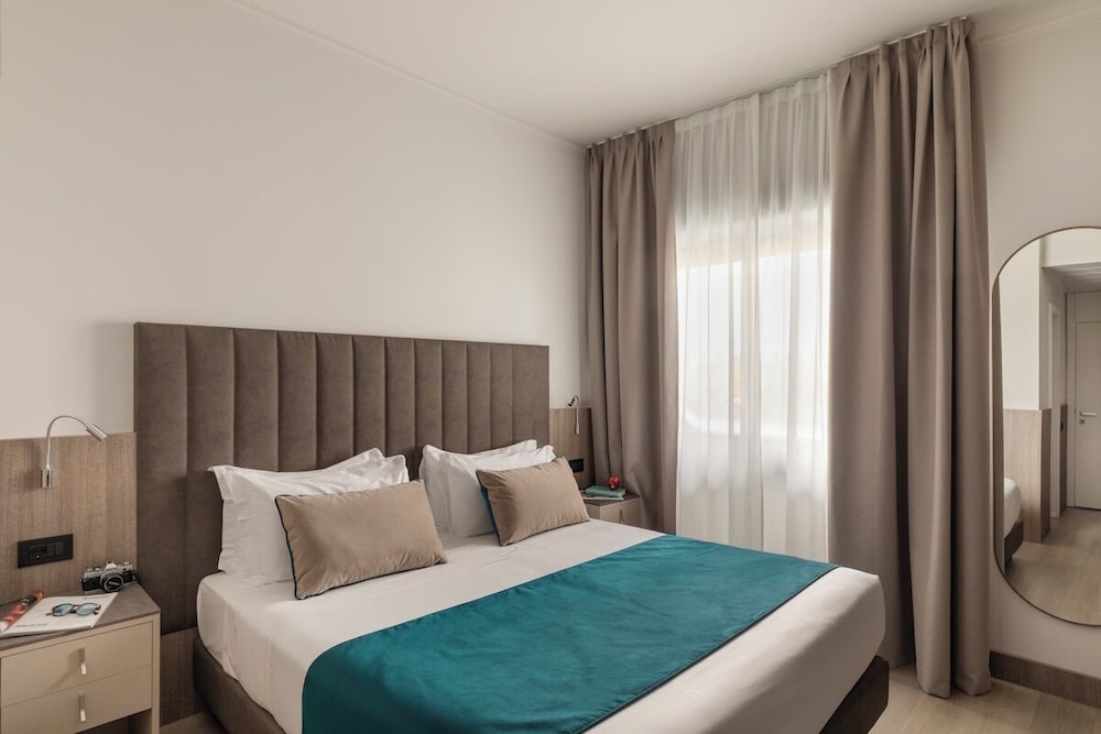 DELUXE, DOUBLE BED