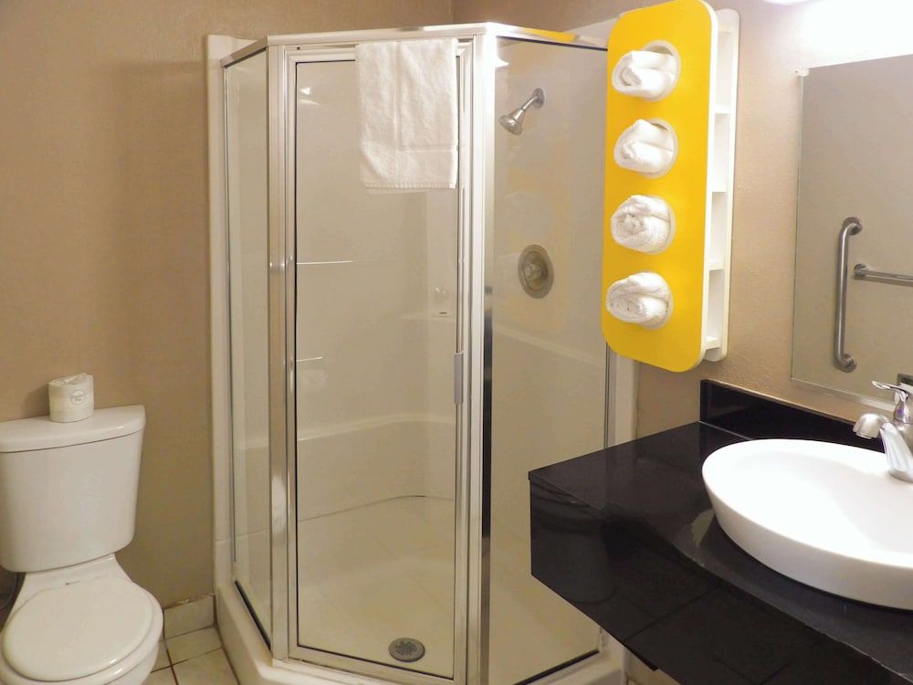 1 Full Bed - Mobil Acc Tub Nsmk Micfridge، Motel6 Ontario, OR 3/3