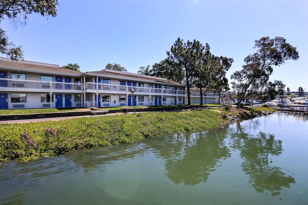 Motel6 Oakland, CA - Embarcadero 40/48