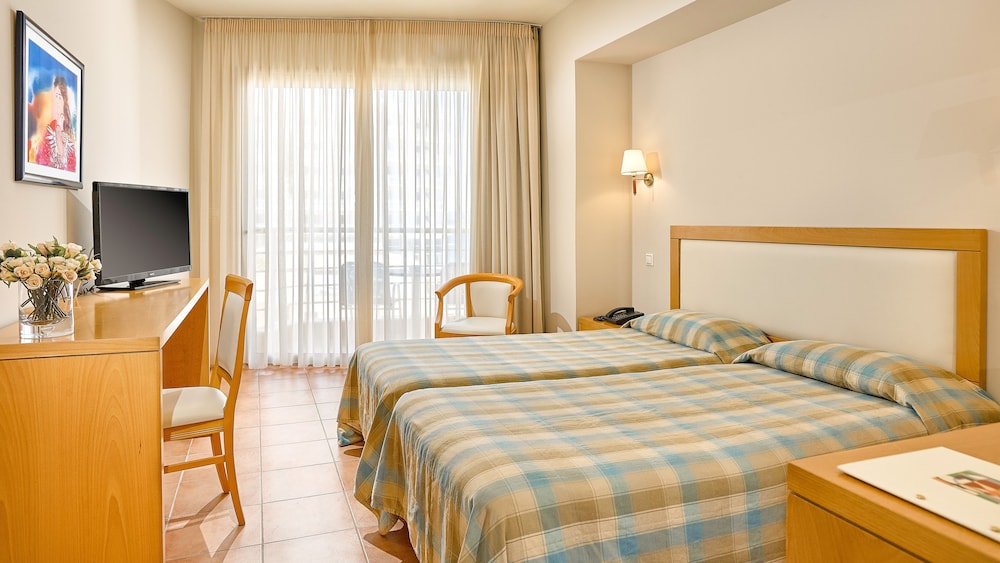 ROOM, DOUBLE OR TWIN BED