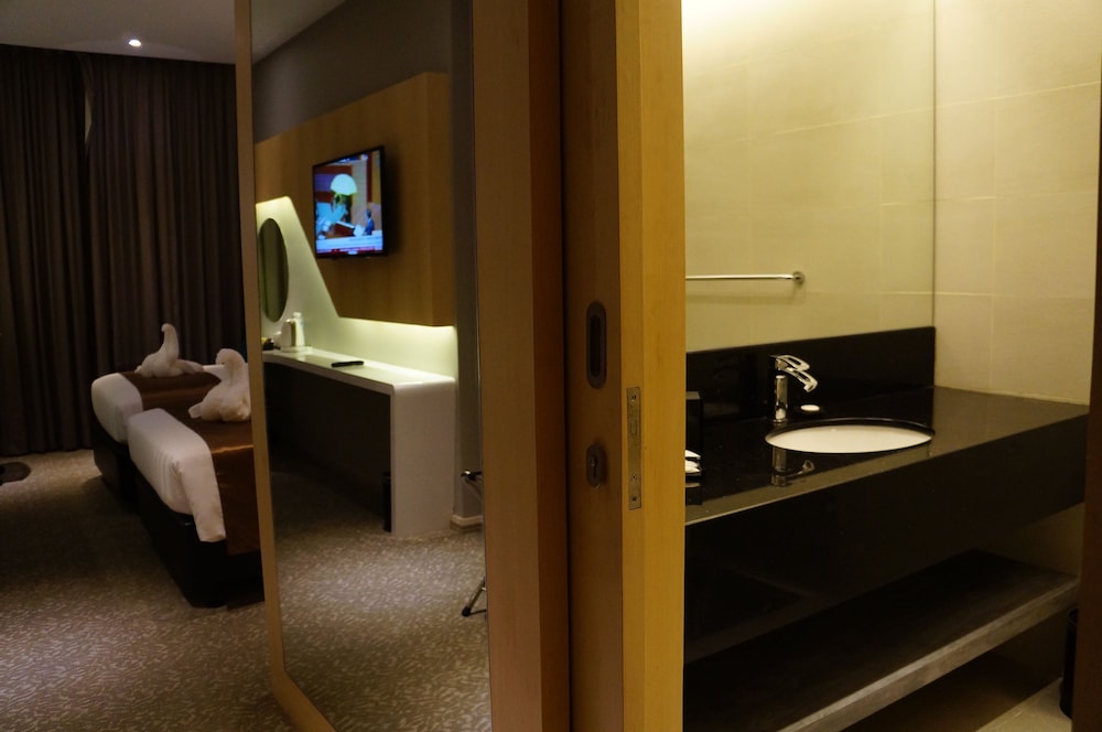 Greens Hotel And Suites 27/65