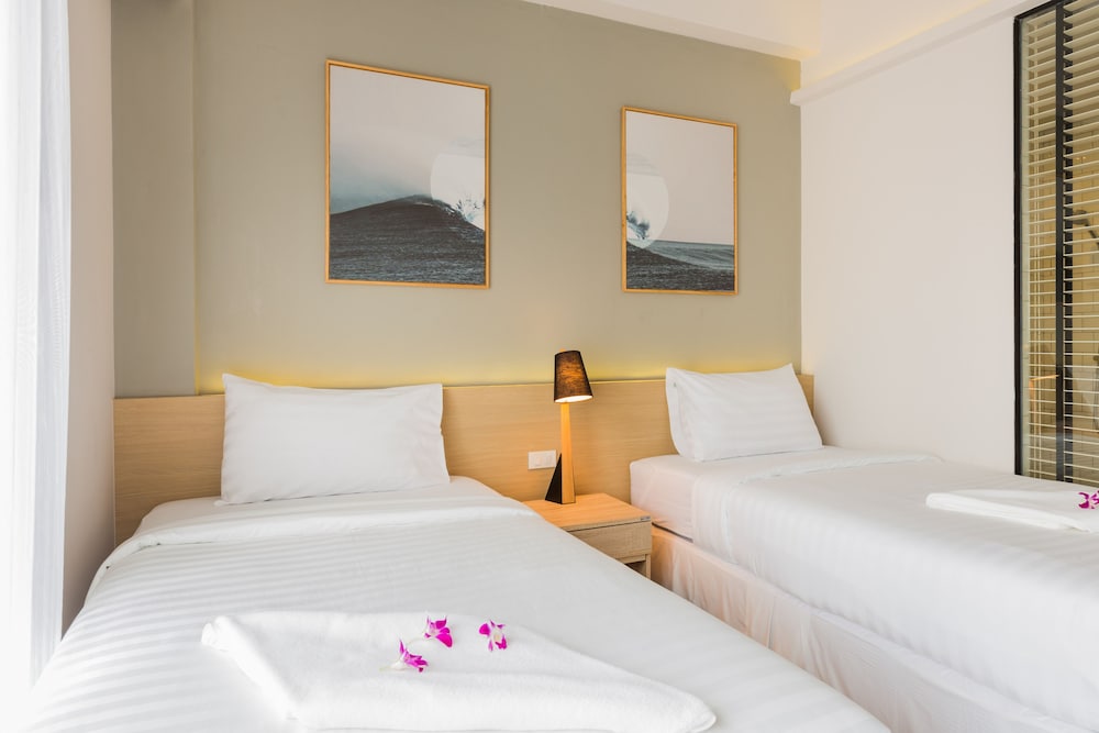 DELUXE, TWIN BEDS
