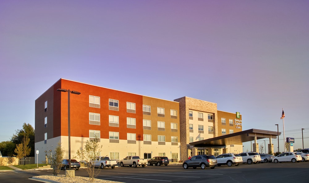HOLIDAY INN EXPRESS AND SUITES TULSA NE - CLAREMORE 4/25