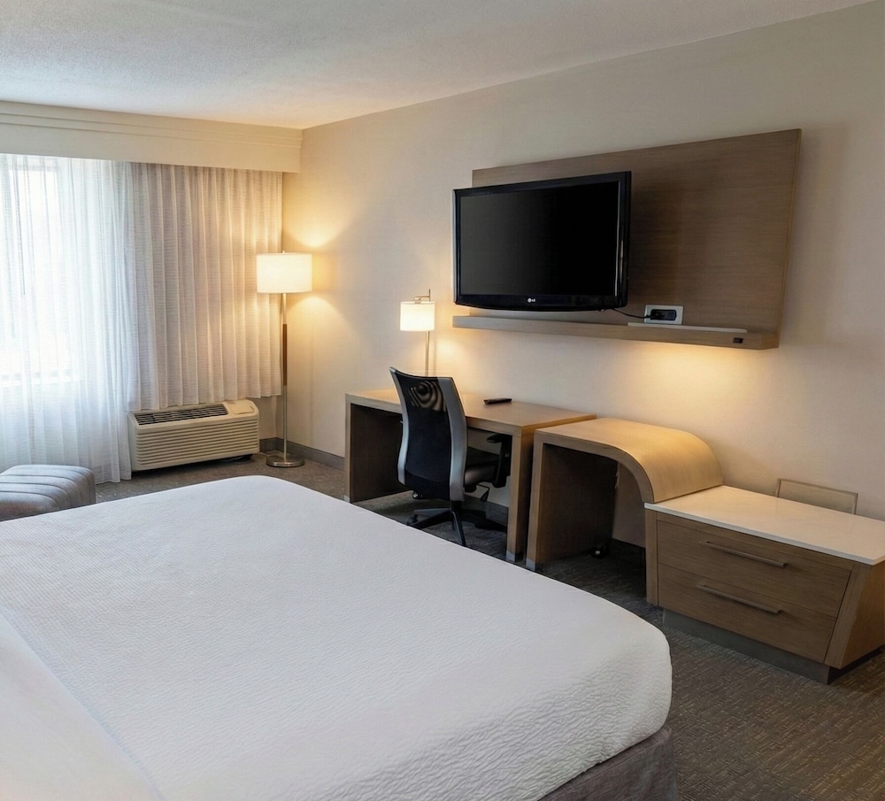 Country Inn & Suites by Radisson, Brown Deer - Milwaukee North 23/65