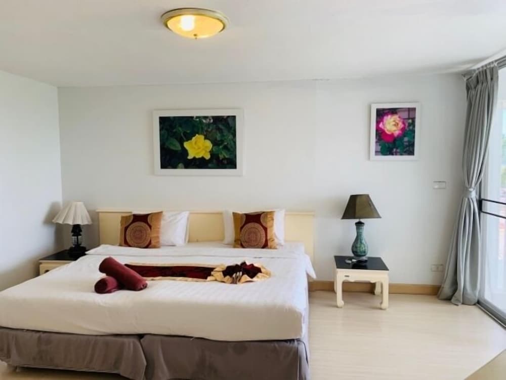 2 BEDROOMS, FAMILY SUITE, OCEAN FRONT, PARTIAL SEA VIEW