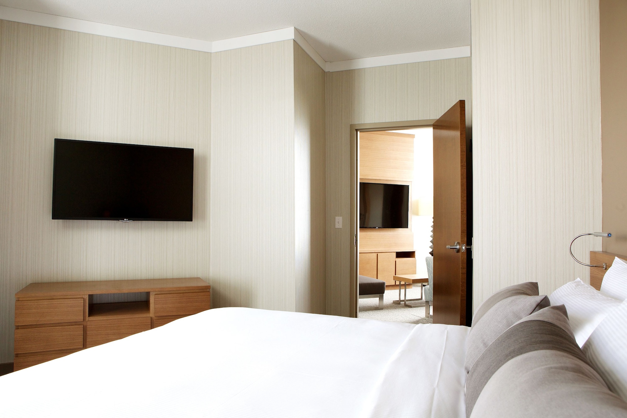 SUITE, KING BED