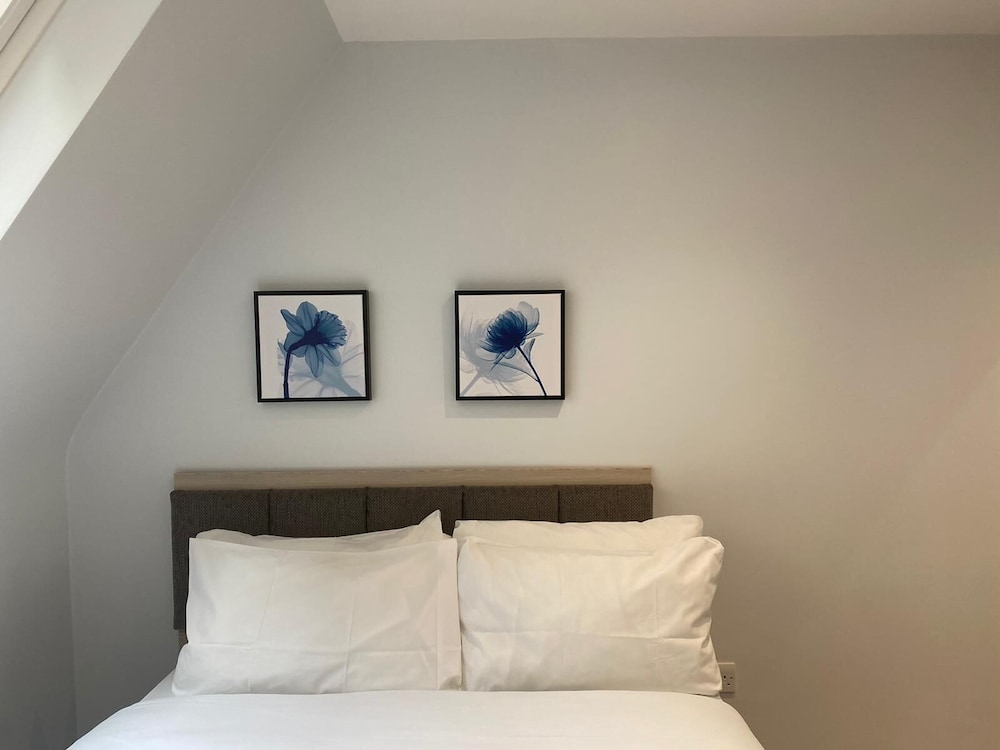 HYDE PARK SUITES 28/55
