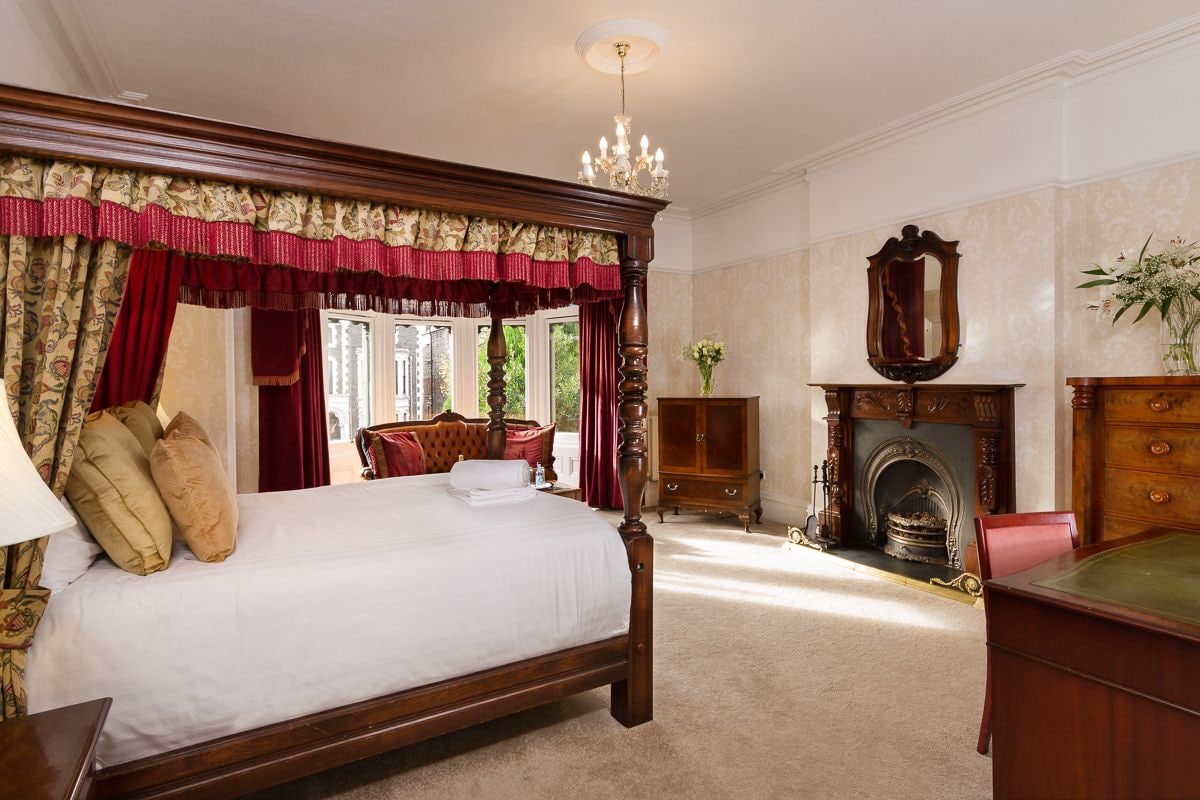 FOUR POSTER, SUITE