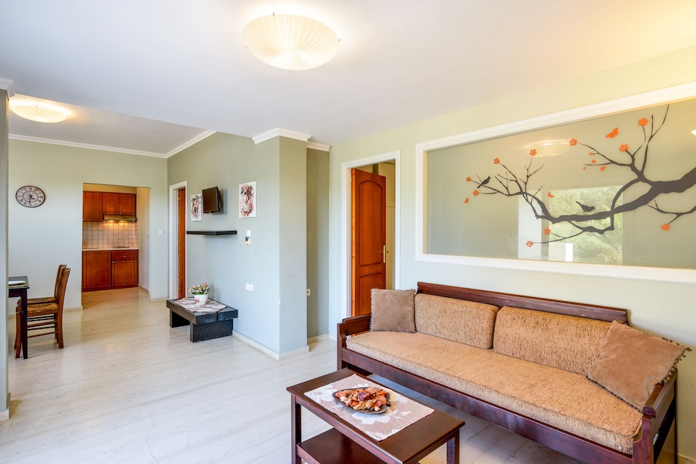 Poseidon Apartments 6/48