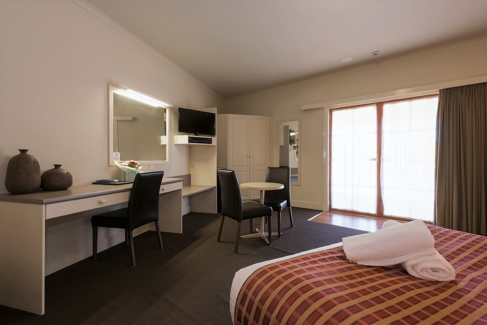 BOWEN INN MOTEL 10/29