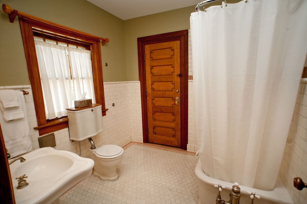 Showers Inn 69/71