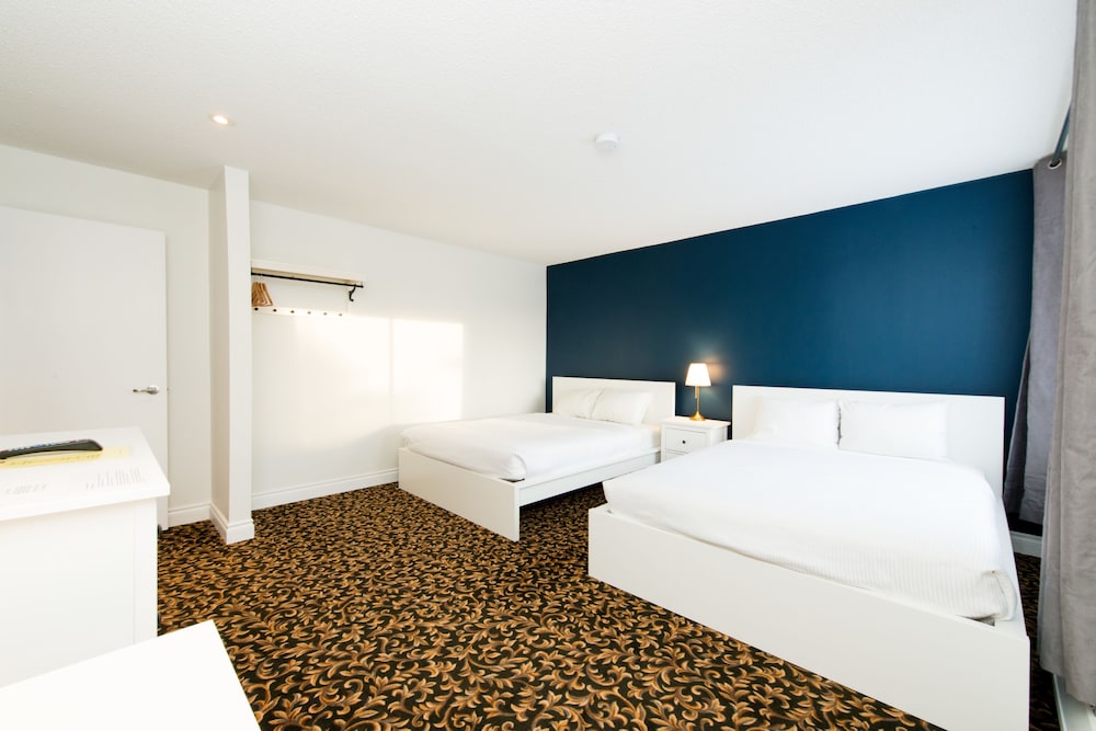 Cloud 9 Inn 17/72